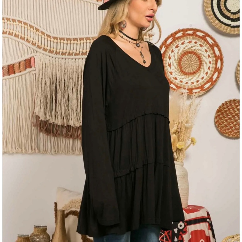 Cute long sleeve black top.